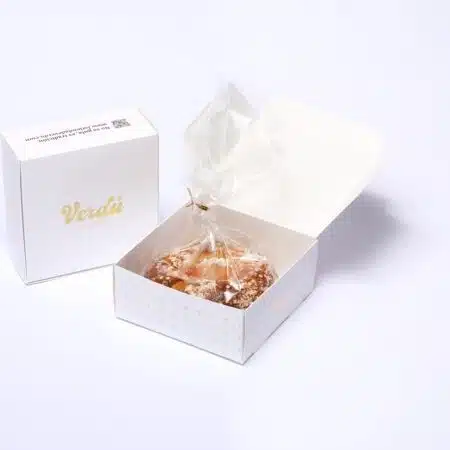 Mona de Pascua con huevo decorado en caja – Perfecto regalo para celebraciones de Semana Santa y ocasiones especiales