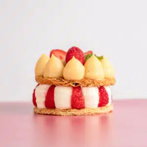 Milfinas de crema y nata con frambuesas y fresas naturales